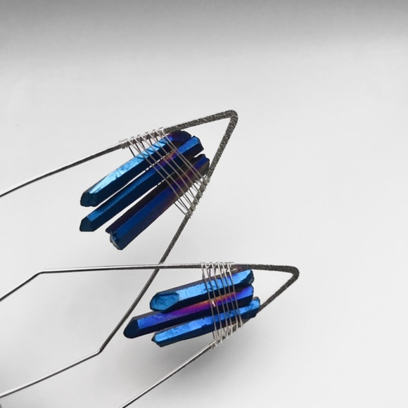 Bohemian Quartz Crystal Elegant Wire Hoop Earring - Picture 3 of 16